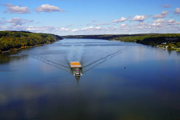 Holownik Ciągnący Pustą Barkę Rzece Hudson Nowym Jorku — Zdjęcie stockowe
