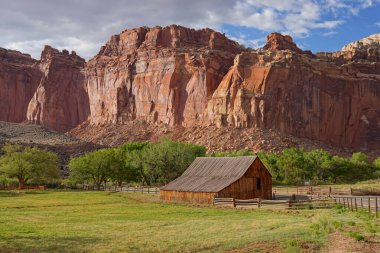 Gifford Çiftliği ve Barn, Utah, Capitol Resif Ulusal Parkı 'nın Fruita Tarihi Bölgesi' nde yer almaktadır.
