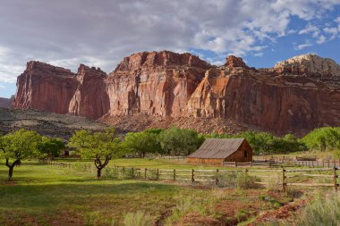 Gifford Çiftliği ve Barn, Utah, Capitol Resif Ulusal Parkı 'nın Fruita Tarihi Bölgesi' nde yer almaktadır.