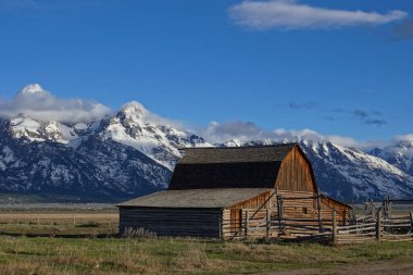 Wyoming 'deki Grand Teton Ulusal Parkı' nda Mormon Sokağı 'ndaki John Moulton Barn.