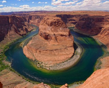 Colorado Nehri, Arizona yakınlarındaki Horseshoe Virajı 'ndan geçiyor.
