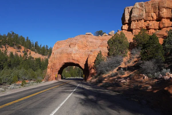 Utah Highway Áthalad Red Canyon Arch — Stock Fotó