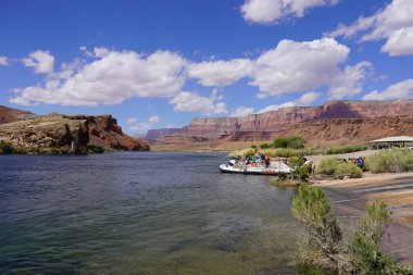 Lees Ferry 'den ayrılan bir grup Colorado Nehri' ne bir sal gezisine çıkıyor.