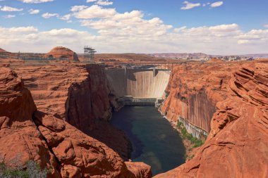 Arizona 'daki Colorado Nehri' nin Glen Canyon Barajı