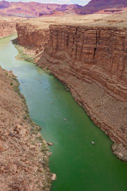 Colorado Nehri 'ndeki bir grup salın Navajo Köprüsü' nden görünüşü Marble Canyon Arizona 'dan geçiyor.