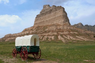 Gering, Nebraska 'daki Scotts Bluff Ulusal Anıtı' ndaki Wagon kaplıydı Oregon Trail Müzesi ve Ziyaretçi Merkezi yakınlarındaki