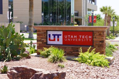 Utah Teknik Üniversitesi kampüs tabelası. Utah Tech Üniversitesi, St. George, Utah 'da bulunan bir devlet üniversitesidir..