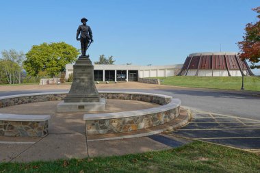 Ön planda Stonewall Jackson heykeli olan Virginia İç Savaş Müzesi 'nin ön girişi.
