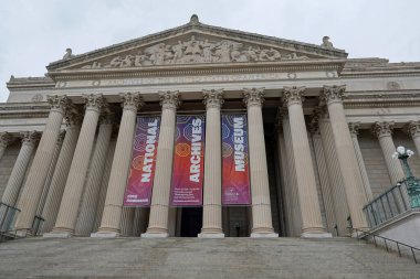 Washington DC 'deki Ulusal Arşiv Binası önünde Bağımsızlık Bildirgesi, Anayasa ve İnsan Hakları Beyannamesi yer alıyor.