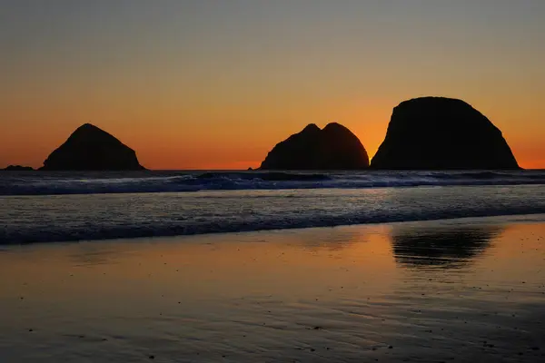 Západ Slunce Třemi Mořskými Komíny Pobřeží Oregonu — Stock fotografie