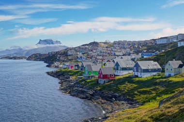 Başkent Nuuk 'ta Grönland sahilinde renkli evler.