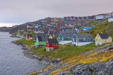 Nuuk Grönland 'da gri gökyüzünün altında renkli kıyı evleri