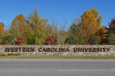 Kampüs girişinde Batı Carolina Üniversitesi tabelası