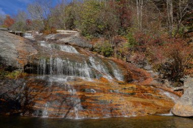 Sonbaharda Kuzey Carolina 'daki Blue Ridge Parkway boyunca mezarlık arazileri çöker.