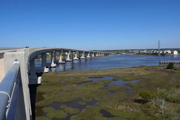 Sörf Şehri Köprüsü Kuzey Carolina 'daki Topsail Adası' na erişim sağlıyor