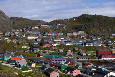 Qaqortoq Grönland 'da kayalık bir yamaçta renkli evler inşa edildi.