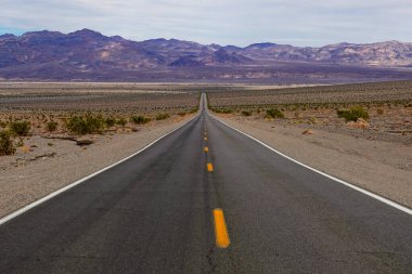 Kaliforniya 'daki Ölüm Vadisi Ulusal Parkı' nda açık yol