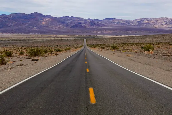 Kaliforniya 'daki Ölüm Vadisi Ulusal Parkı' nda açık yol