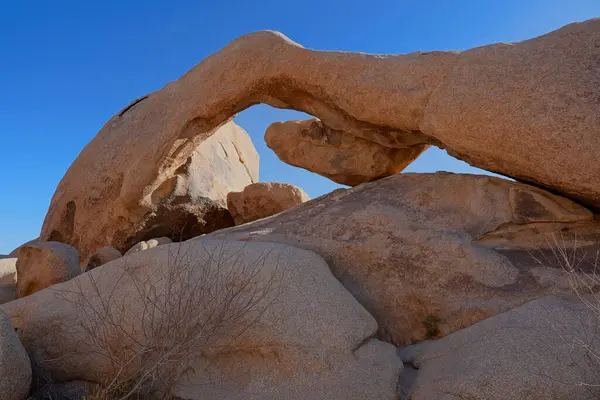 Kaliforniya 'daki Joshua Tree Ulusal Parkı' nda Kemer Kayası oluşumu