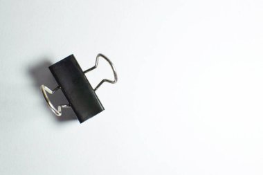 Siyah ataç, kesme yolu olan beyaz bir arkaplanda izole edilmiş. Siyah ataç, ofis kırtasiyesi için Bulldog şarjörü, beyaz arka planda izole edilmiş.
