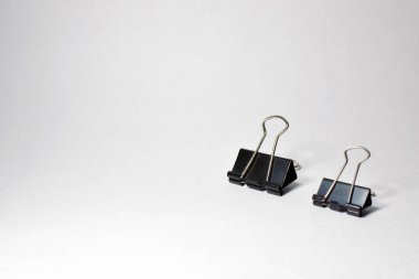 Siyah ataç, ofis kırtasiyesi için Bulldog şarjörü, beyaz arka planda izole edilmiş..