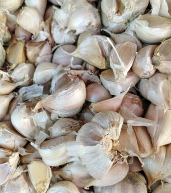 Marketteki rafta beyaz soğan. Geleneksel pazarda beyaz soğan