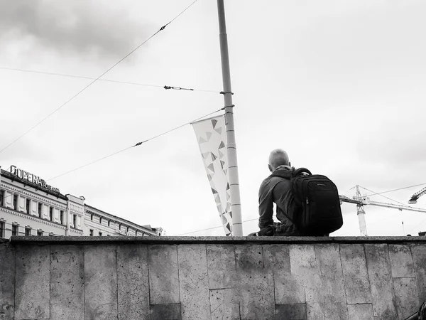 Young Man Resting Riga Latvia Sitting Concrete Wall His Backpack — Stock Photo, Image