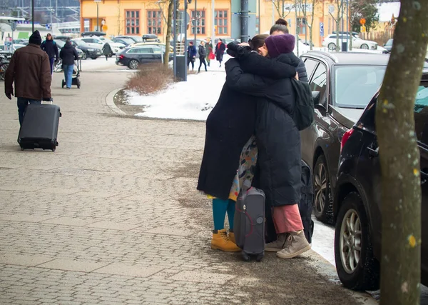Dos Mujeres Están Abrazando Frente Una Estación Tren Uno Ellos — Foto de Stock