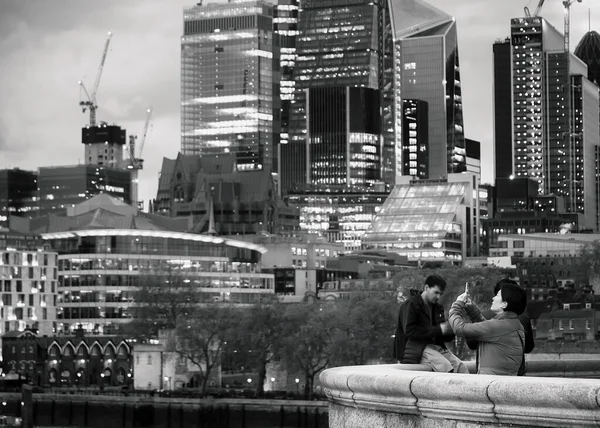 Турист Фотографирует Вечерний Вид Лондона Использует Свой Мобильный Телефон — стоковое фото