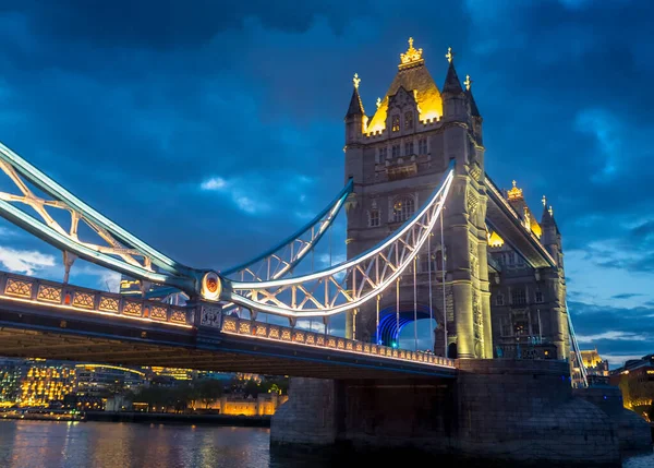 Famoso Punto Riferimento Londra Tower Bridge Illuminato Magnificamente Una Serata — Foto Stock