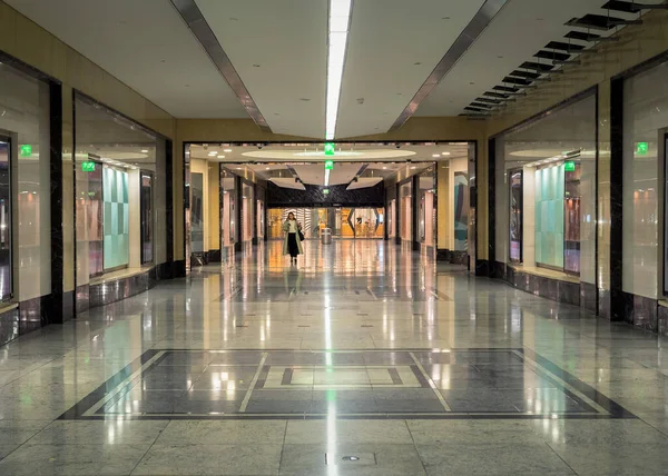 Una Donna Sta Camminando Tunnel Sotto Grande Centro Commerciale Interno — Foto Stock