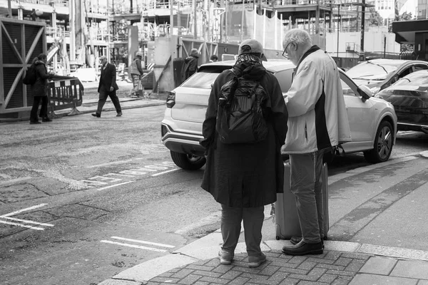 Starší Pár Dívá Mapu Rohu Ulice Druhé Straně Ulice Staveniště — Stock fotografie