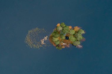 Gölün ortasında küçük bir ada var. Sadece bir kulübe ve tekne için yer var..