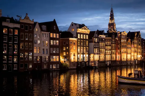 Hollanda, Amsterdam 'ın ünlü simgesi akşam ışığında görüldü. Dansçı evleri gerçekten görülmeye değer..