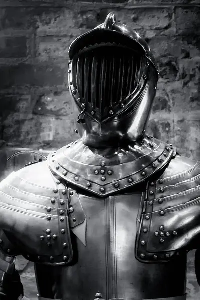 Ekranda duran eski bir zırh.