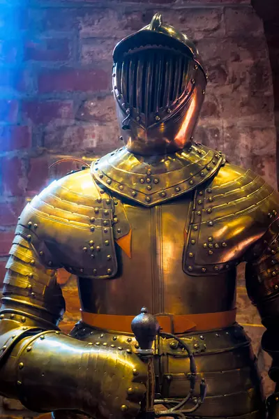 Ekranda duran eski bir zırh.