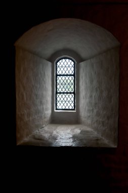 Hameenlinna, Finlandiya 'daki ortaçağ kalesinde eski bir pencere..