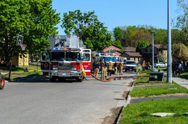 Brockville, Ontario: Dana Caddesi, Brockville 'de itfaiye araçları. 18 Mayıs 2023