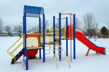 Karda renkli konutlu boş oyun parkı