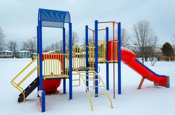 Karda renkli konutlu boş oyun parkı