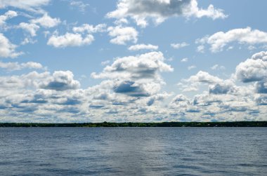 Brockville, Ontario 'dan St. Lawrence Nehri. Ufuk çizgisine hükmeden bulutlar.