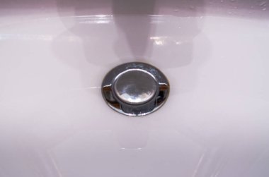Kapalı bir lavabo lavabosunda toplanan suyun merkezli görüntüsü.