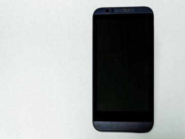 Beyaz arkaplanda boş bir gri akıllı telefonun dikey görünümü