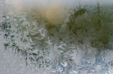 Kışın yakın çekim buz kristali deseni arka planda, karanlık bir arka planda.