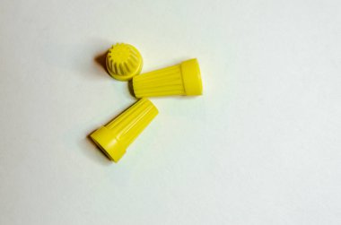 Beyaz zemin üzerinde üç sarı kablo bükme konektörü