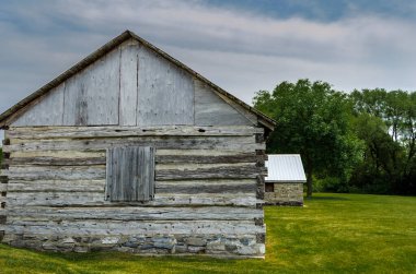 Bir yaz günü kullanılmayan ahşap kulübe ve taş kulübe