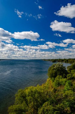 St. Lawrence Nehri, kıyı şeridi ve mavi gökyüzü, güneşli bulutlar