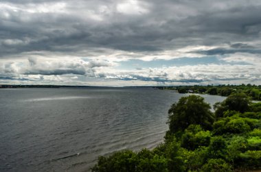 St. Lawrence River Ontario kıyı şeridinin batı manzarası, New York kıyı şeridi uzaklıktadır..