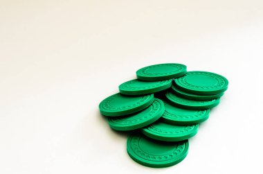 Beyaz arkaplandaki yeşil poker çiplerinin yatay görünümü