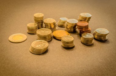 Altın renkli mistik bir ortamda yığınla bozuk para.